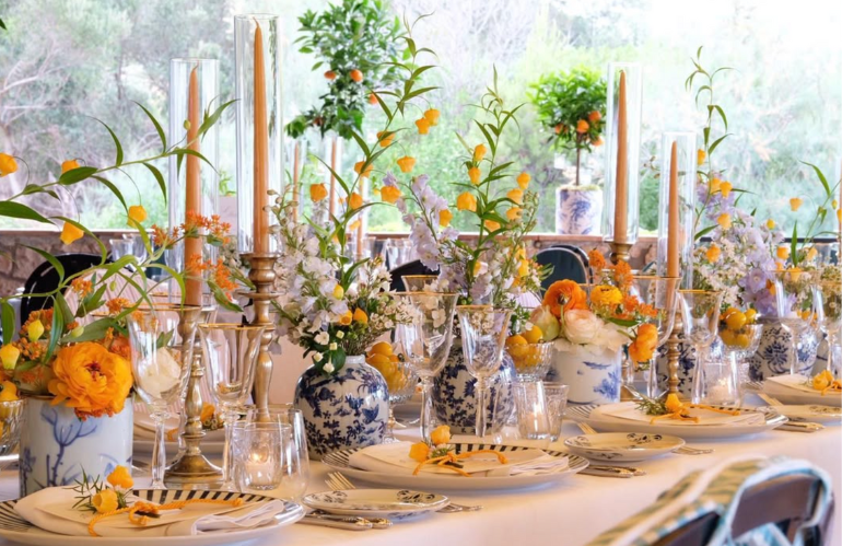 Dettaglio ravvicinato di una composizione con fiori spontanei