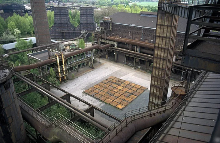 Famiglie in un parco urbano rigenerato da Latz