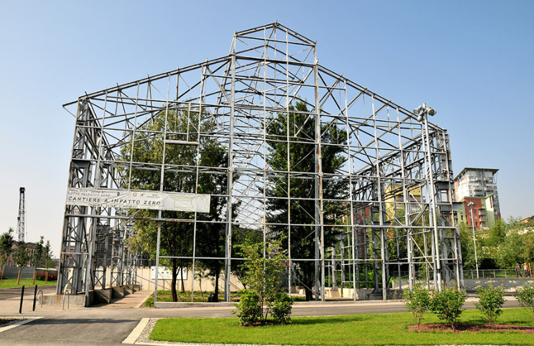 Vegetazione spontanea integrata in un parco urbano progettato da Latz
