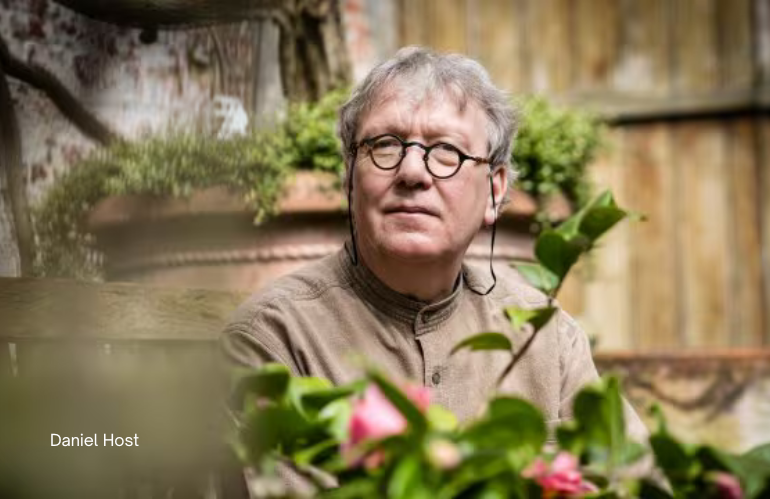 Nele Ost in atelier durante la realizzazione di una composizione floreale architettonica