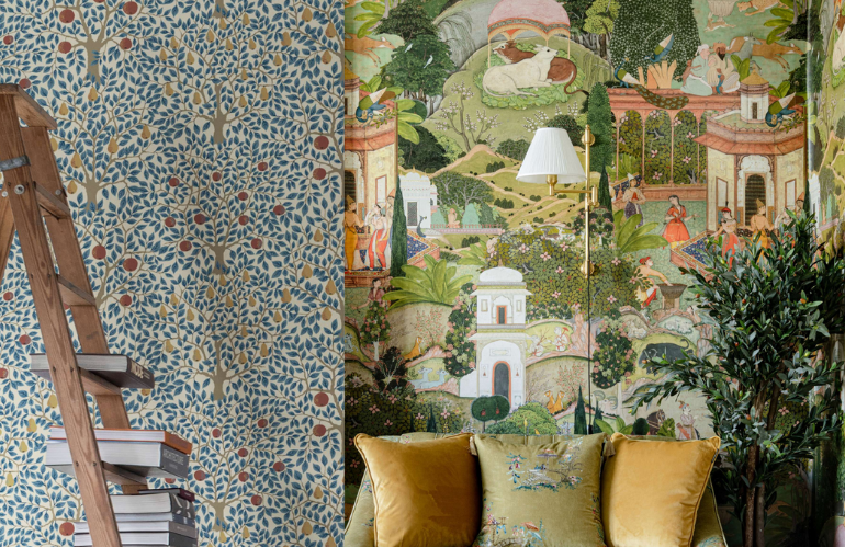 Carta da parati con alberi stilizzati in tonalità neutre