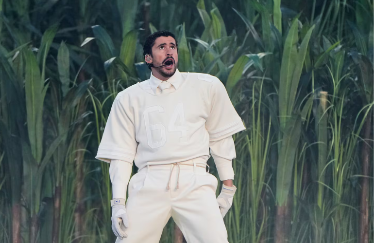 Bad Bunny al Super Bowl 2026 tra scenografie di canna da zucchero ispirate a Porto Rico