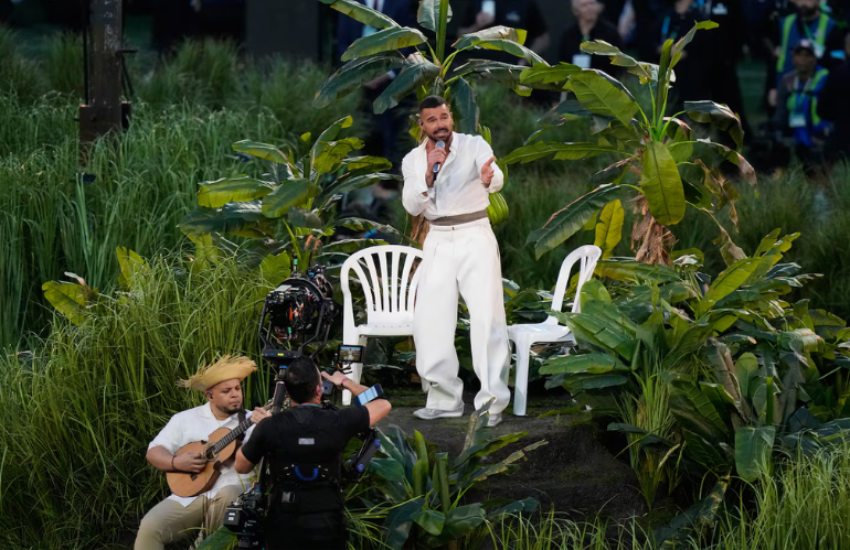 Scenografia vegetale al Super Bowl con riferimenti all'agricoltura portoricana e cappelli pava