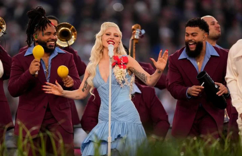 Performance finale del Super Bowl 2026 con scenografia vegetale simbolo di identità agricola