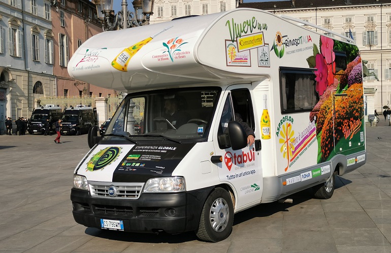 Rinascitalia camper che promuove i comuni fioriti