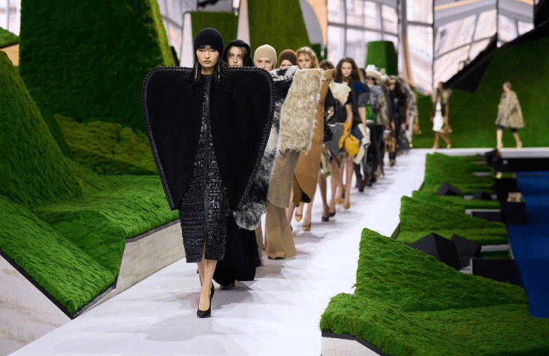 Passerella Louis Vuitton paesaggio scenografico