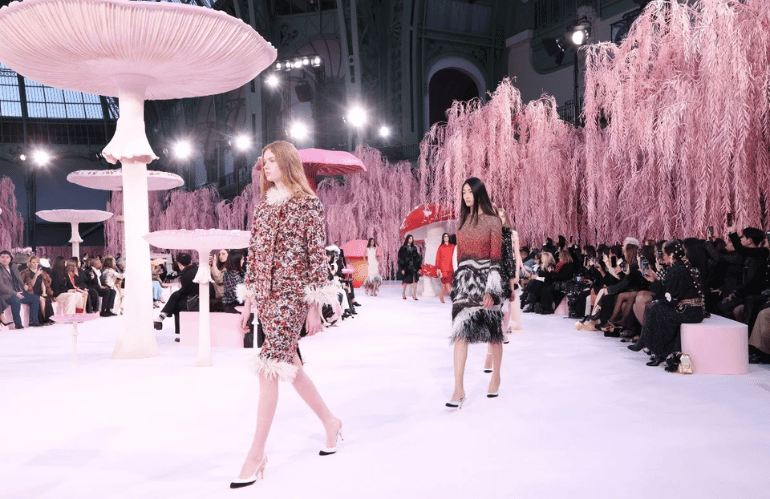 Catwalk immersiva con elementi naturali