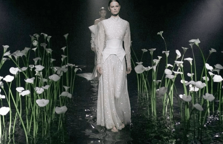 Sfilata moda con scenografia naturale