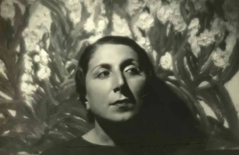 BIBI ZOGBÉ, I FIORI COME LINGUAGGIO DELL’ESILIO