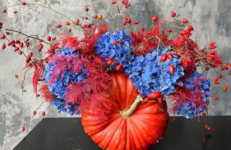 Composizione con ortensie blu e zucca classica