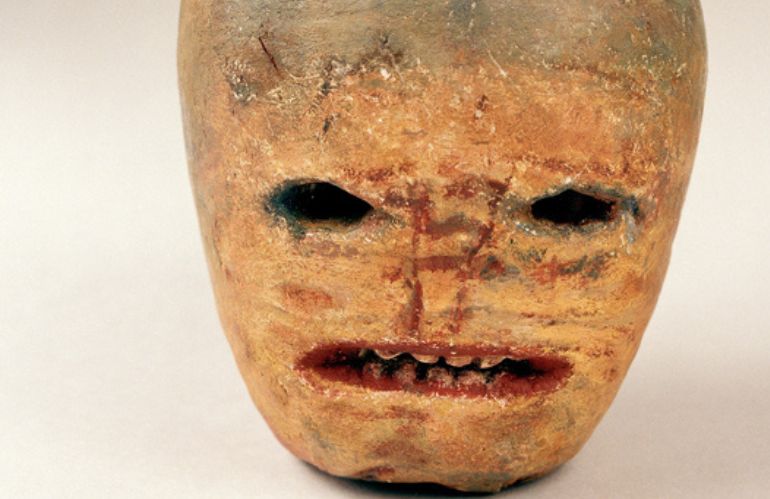 Lanterna intagliata in una rapa, tradizione celtica di Samhain, antenata della zucca di Halloween
