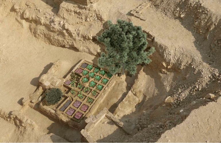 Resti della cappella adiacente con stele votive in mattoni crudi