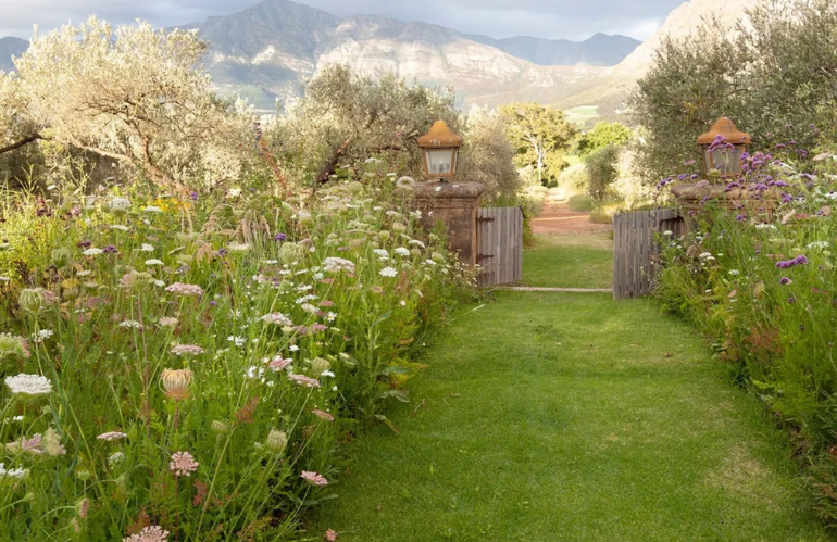 Giardino sperimentale progettato da Leon Kluge con laghetto e composizioni naturali