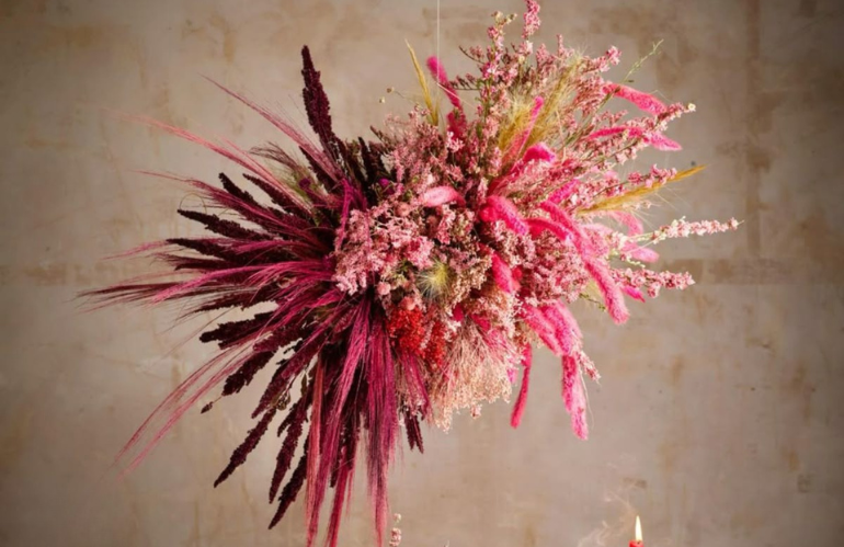 Bouquet contemporaneo per San Valentino con composizione irregolare e palette non convenzionale