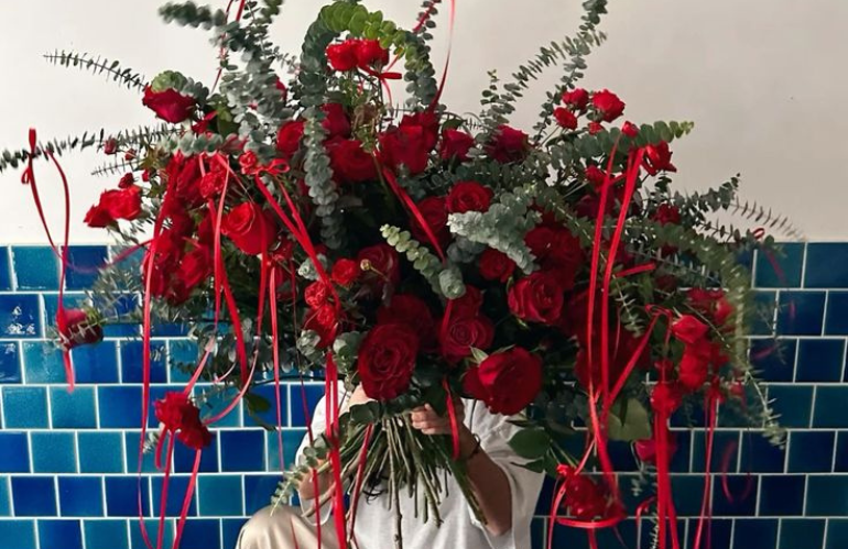 Composizione floreale San Valentino con toni ambra, glicine e bruni