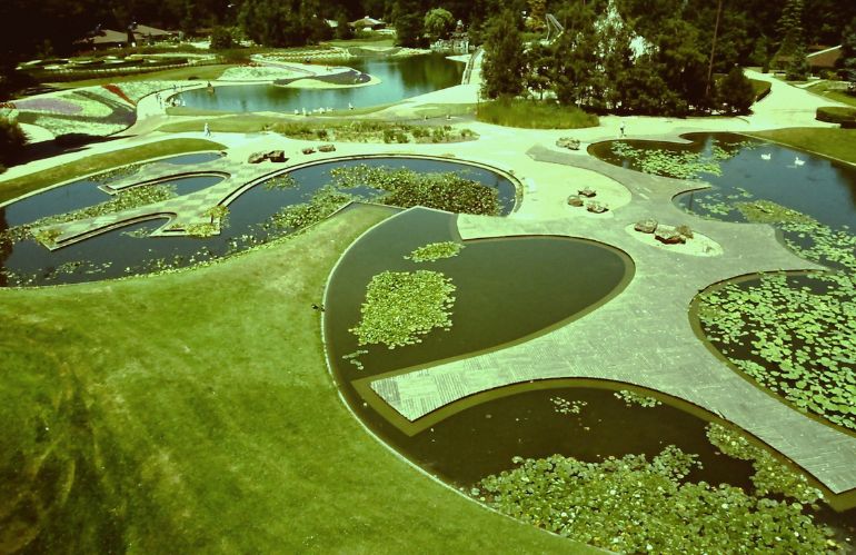 Composizione organica di bacini d’acqua nel Jardin des Plantes Aquatiques a La Source di Orléans, uno dei progetti simbolo di Allain Provost