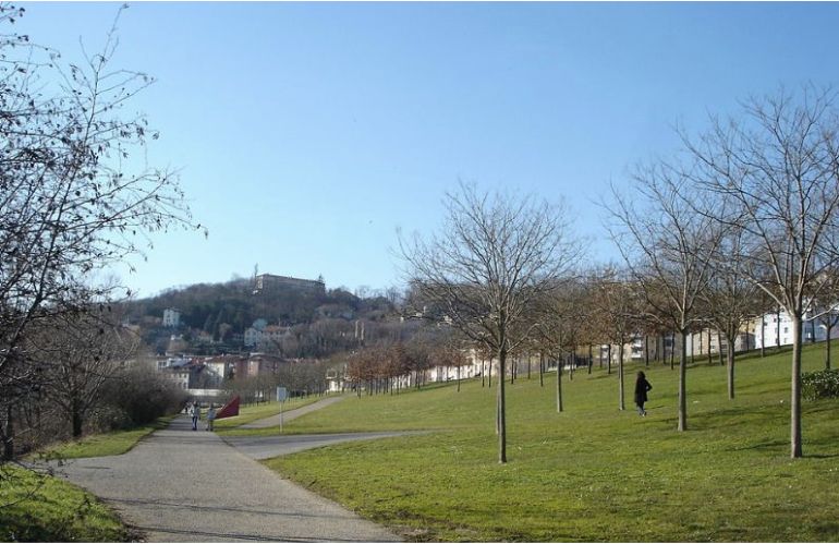 Parco urbano progettato da Allain Provost con viali alberati, ampi spazi verdi e percorsi pedonali, esempio di paesaggio geometrico europeo