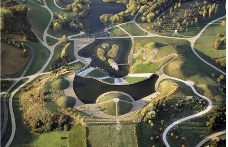 Vista aerea di un parco progettato da Allain Provost con laghi artificiali, rilievi modellati e percorsi sinuosi, esempio emblematico di paesaggio geometrico europeo