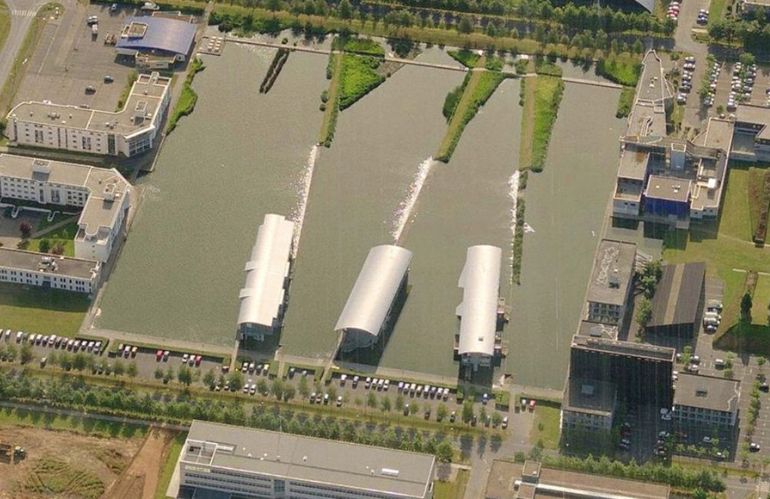 Vista aerea del Parc du Cours d'Or a Saint-Quentin-en-Yvelines, progettato da Allain Provost con padiglioni galleggianti e specchi d'acqua integrati all'architettura