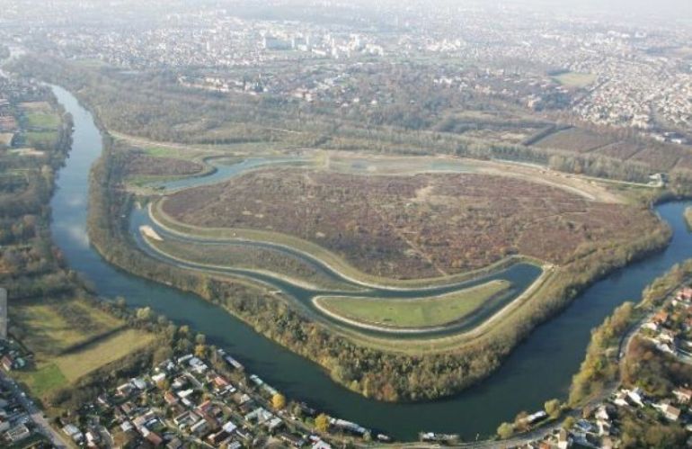 Veduta aerea del Parc de l'île de la Dérivation a Carrières-sous-Poissy, progettato da Allain Provost come spazio naturale tra i meandri della Senna