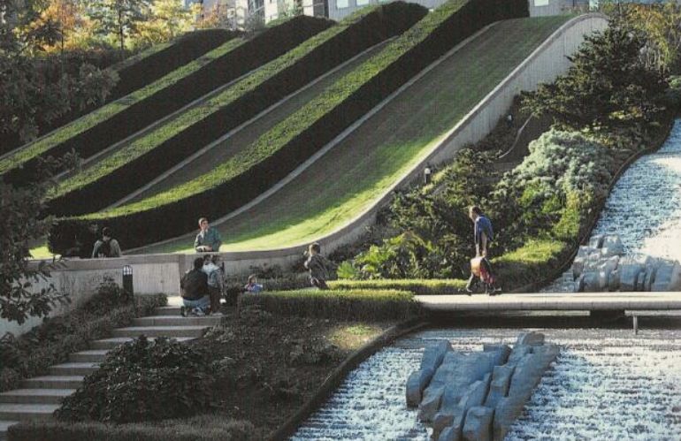 Giardino del parco André Citroën a Parigi con pendenze geometriche, siepi sagomate e giochi d'acqua, progetto paesaggistico di Allain Provost