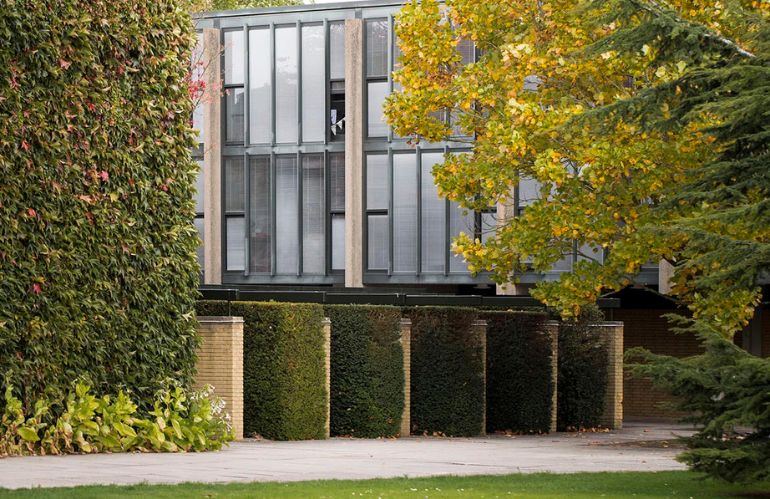 Arne Jacobsen nel laboratorio con modelli architettonici e schizzi botanici