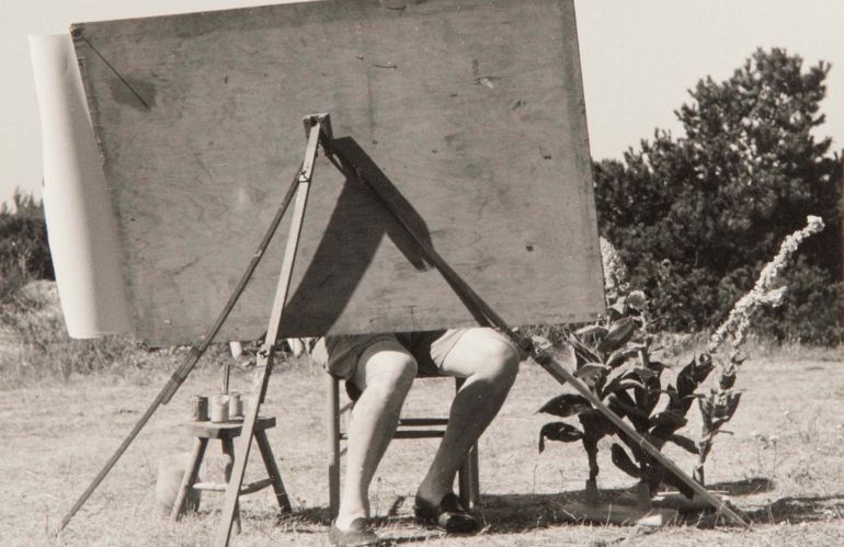 Giardino progettato da Arne Jacobsen con sedute e vegetazione integrata