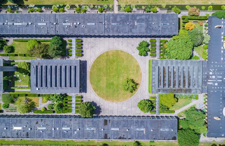 Arne Jacobsen nel suo giardino mentre osserva le piante