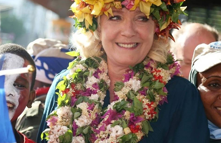 Il potere simbolico delle corone di fiori nel Pacifico