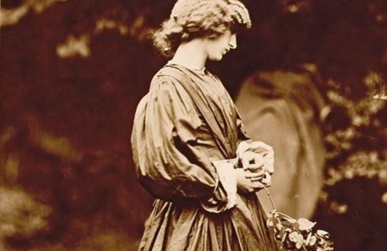 Fotografia d’epoca di Jane Burden Morris in giardino, emblema dell’ideale naturalista del Preraffaelismo.