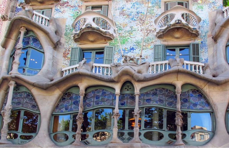 Facciata della Casa Batlló di Antoni Gaudí, esempio di evoluzione dell’estetica naturalista ottocentesca.