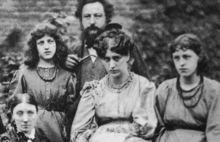 William e Jane Morris con le figlie, fotografia di famiglia simbolo dell’ideale di vita artistica e domestica del movimento.