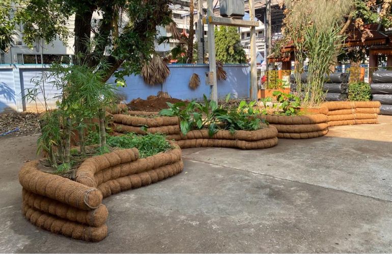 Installazione vegetale urbana realizzata con sacchi biodegradabili, esempio di arte ecologica e rigenerazione territoriale