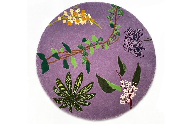 Dettaglio di tappeto circolare viola con motivi vegetali, simbolo di biodiversità e memoria indigena