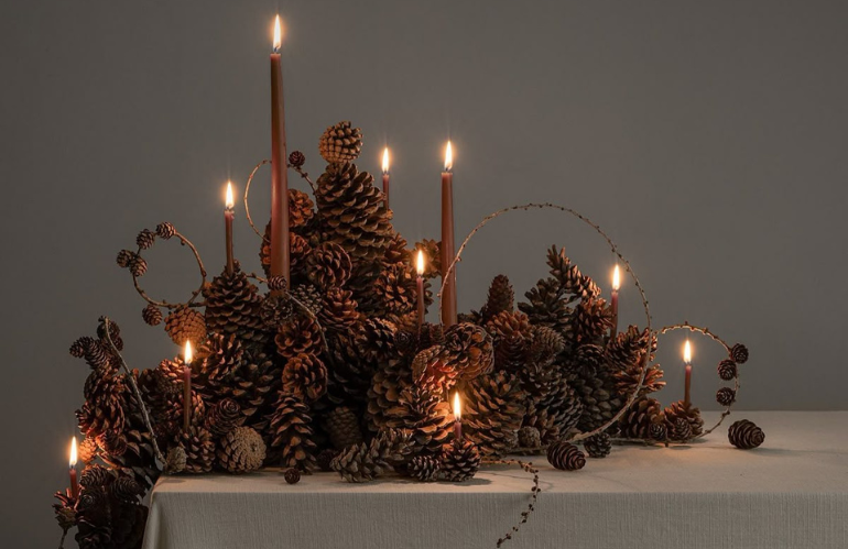 Composizione floreale natalizia con amaranthus e cavolo ornamentale