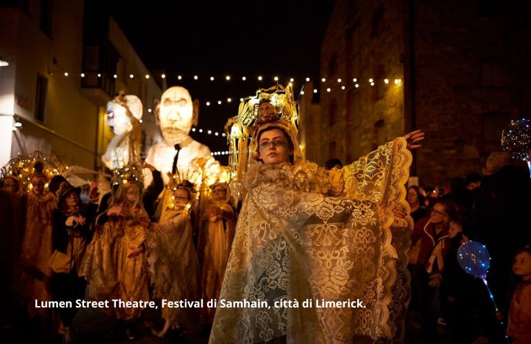 Festival di Samhain a Limerick, Irlanda: parata teatrale del Lumen Street Theatre tra luci e costumi tradizionali