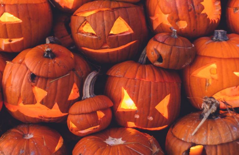 Zucche di Halloween intagliate e illuminate, evoluzione americana della tradizione di Samhain
